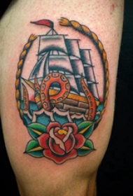 纹身小帆船  男生手臂上帆船和花朵纹身图片