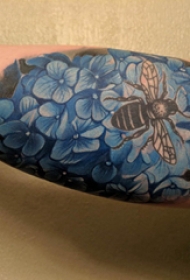 纹身图案花朵  男生大臂上彩色的花朵和蜜蜂纹身图片