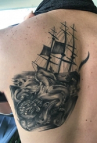 纹身小帆船  男生后背上黑灰的帆船纹身图片
