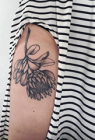 纹身图案花朵  女生手臂上黑灰的花朵纹身图片