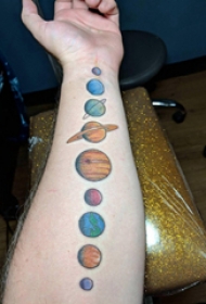 纹身星球  男生手臂上彩色的星球纹身图片