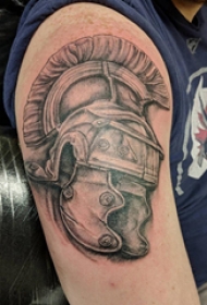 武士头盔纹身 男生大臂上黑灰的武士头盔纹身图片