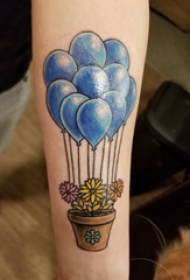 小气球纹身 女生手臂上花朵和气球纹身图片