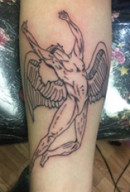 极简线条纹身 男生手臂上黑色的天使纹身图片