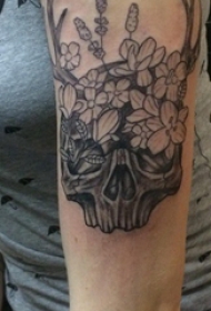 骷髅花臂纹身图片 女生手臂上花朵和骷髅纹身图片