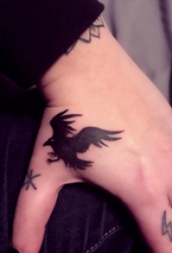 女生虎口纹身图案 女生手背上黑色的乌鸦纹身图片