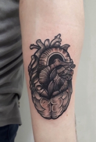 机械心脏纹身图案 男生手臂上黑色的心脏纹身图片