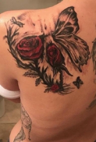 骷髅和花朵纹身图案 男生后背上玫瑰和骷髅纹身图片