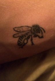 蜜蜂纹身图案 男生手臂上黑色的蜜蜂纹身图片