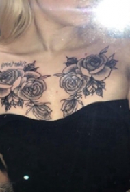 玫瑰纹身图  女生锁骨上黑色的玫瑰纹身图片