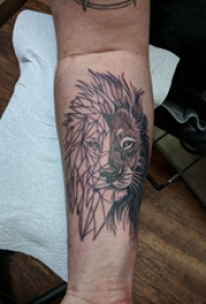 狮子王纹身  男生小臂上黑灰的狮子王纹身图片