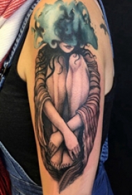 双大臂纹身  女生大臂上彩色的人物纹身图片