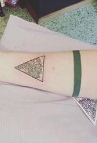 三角形纹身图 女生手臂上植物和三角形纹身图片
