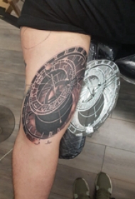时钟纹身 男生手臂上黑色的时钟纹身图片