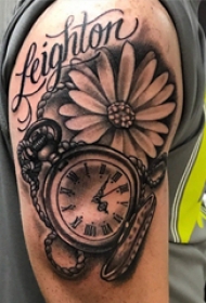 黑色极简纹身 男生大臂上花朵和时钟纹身图片