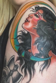 女生和月亮纹身图案  女生大臂上女生和月亮纹身图片