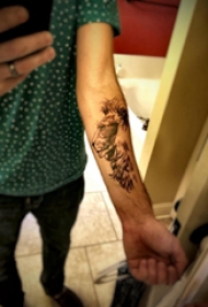 狮子花臂纹身图案 男生手臂上威武的狮子纹身图片