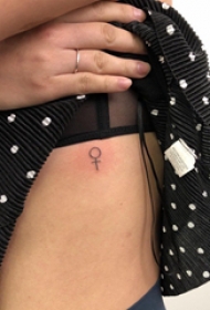 纹身符号 女生侧腰上极简的符号纹身图片