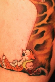 纹身卡通  男生大臂上老虎和人物纹身图片