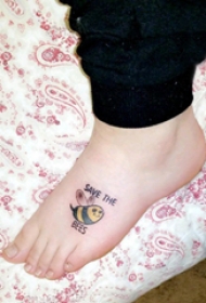 蜜蜂纹身图案 女生脚背上英文和蜜蜂纹身图片