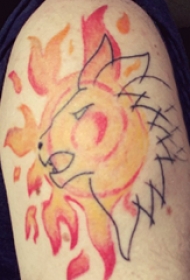 太阳和狮子纹身图案  男生大臂上太阳和狮子纹身图片