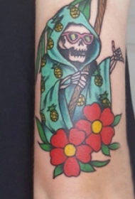 骷髅和花朵纹身图案  女生手臂上骷髅和花朵纹身图片