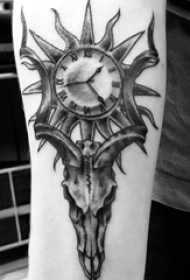 羚羊纹身图案   女生手臂上羚羊和时钟纹身图片