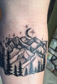 黑灰写实纹身 男生手臂上黑色的山脉纹身图片