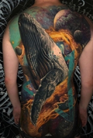 后背纹身男 男生后背上星球和鲸鱼纹身图片