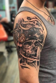 骷髅和狼纹身图案  男生大臂上黑灰的骷髅和狼纹身图片