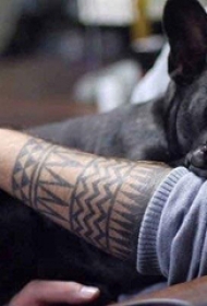 极简线条纹身  男生手臂上黑色的极简线条纹身图片