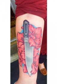 欧美匕首纹身  女生小臂上匕首和花朵纹身图片
