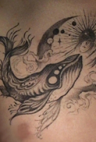 纹身鲸鱼  男生胸上鲸鱼和月亮纹身图片