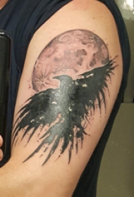 纹身老鹰图片  男生大臂上黑灰的老鹰纹身图片