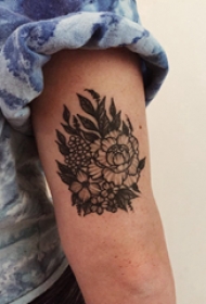 花卉纹身图案  女生手臂上黑灰的花卉纹身图片