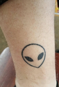 外星人纹身图案 男生小腿上黑色的外星人纹身图片