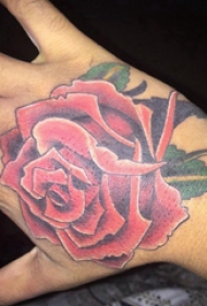 纹身玫瑰花   女生手背上彩绘的玫瑰纹身图片