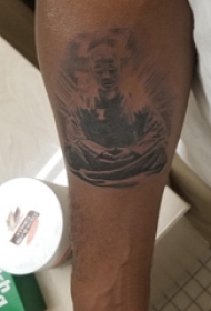 纹身神话人物 男生手臂上黑灰的神话人物纹身图片