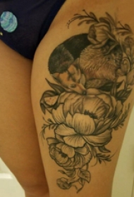 纹身图案花朵  女生大腿上狐狸和花朵纹身图片