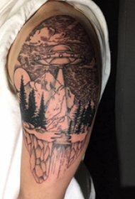 双大臂纹身 男生大臂上飞碟和山水风景纹身图片