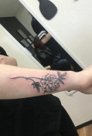 纹身图案花朵 女生手臂上黑灰花朵纹身图片