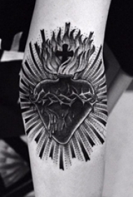 心脏纹身 多款黑灰纹身点刺技巧心脏纹身图案