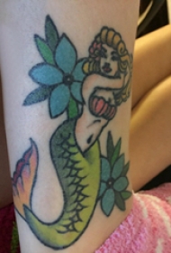 纹身美人鱼 女生脚踝上美人鱼和花朵纹身图片