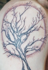 纹身树和月亮纹身图案  男生大臂上纹身树和月亮纹身图片