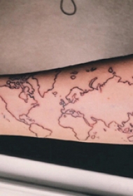 纹身世界地图 女生手臂上极简的世界地图纹身图片