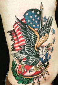 美国国旗纹身  男生侧腰上老鹰和美国国旗纹身图片
