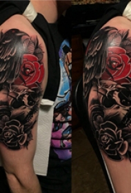 骷髅和花朵纹身图案  男生大臂上骷髅和花朵纹身图片