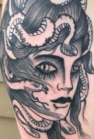 美杜莎纹身图片  男生大臂上黑灰的美杜莎纹身图片