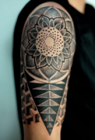 几何元素纹身 男生大臂上黑色的梵花纹身图片