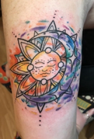 太阳月亮纹身图案 女生大臂上太阳和月亮纹身图片